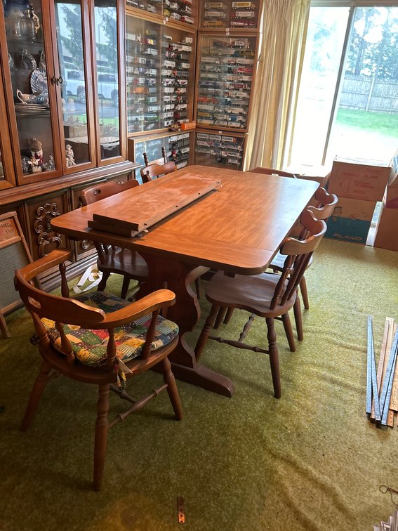 Dining Room Table with Six Chairs and Two Leaves