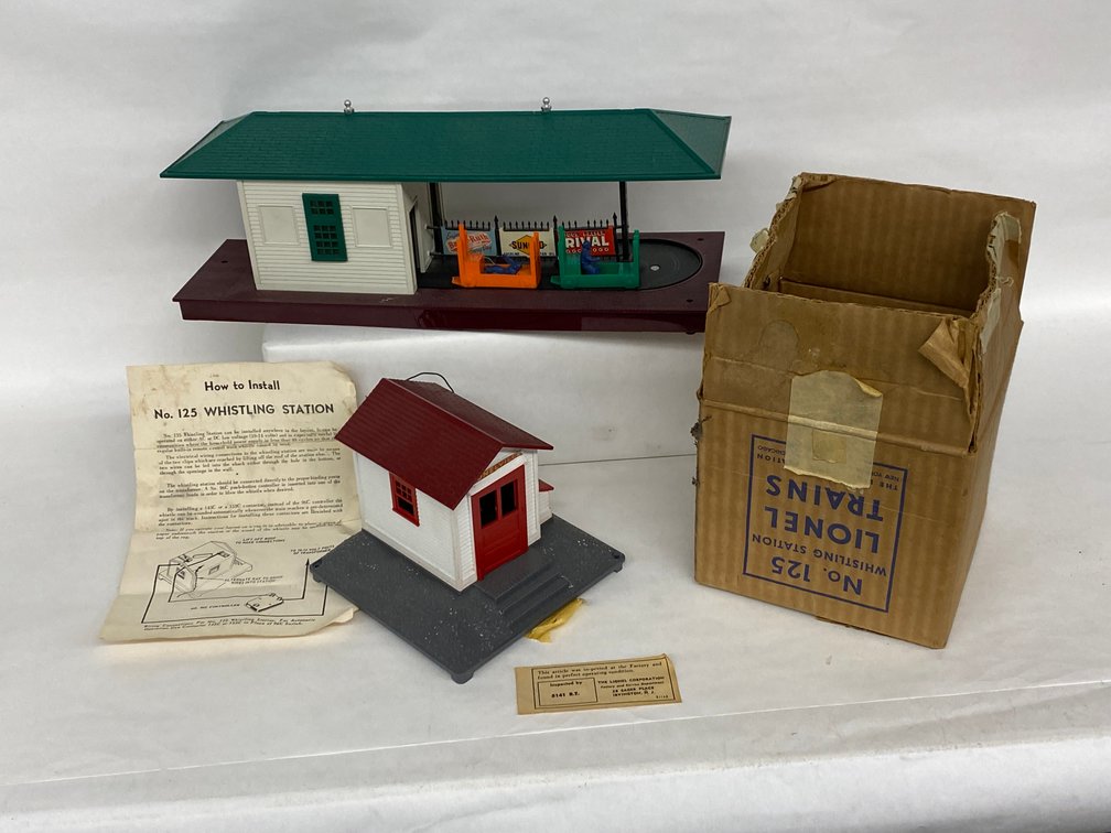 (2) O Lionel Postwar Accessories, 1-Rough OB