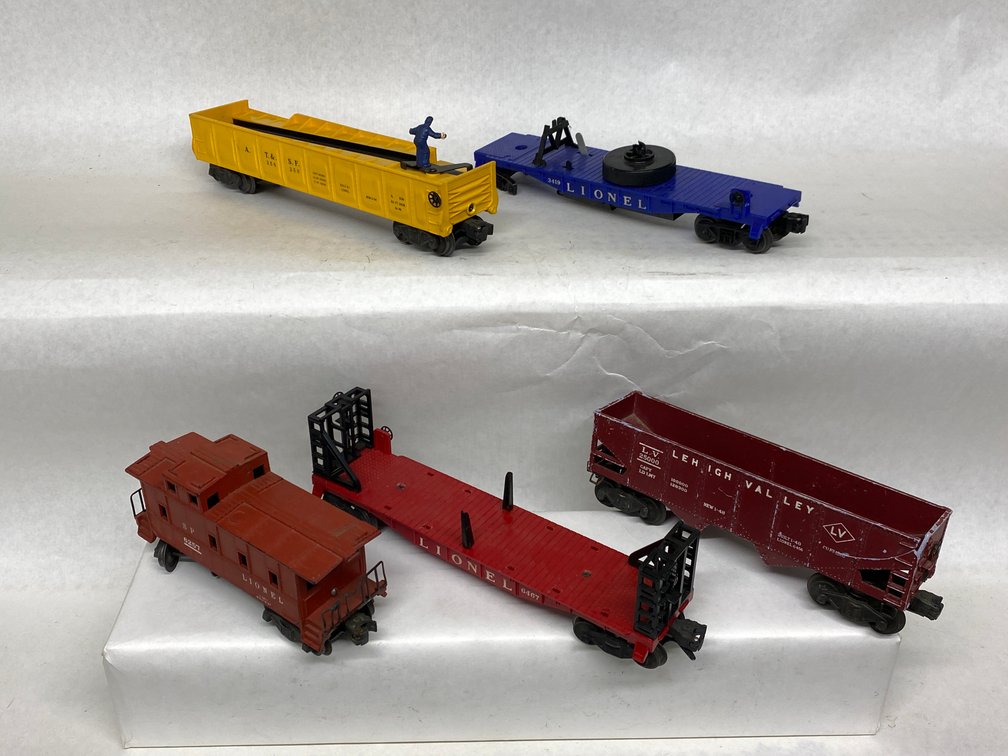 (5) O Lionel Postwar Freights, 3419, 3562, 6257