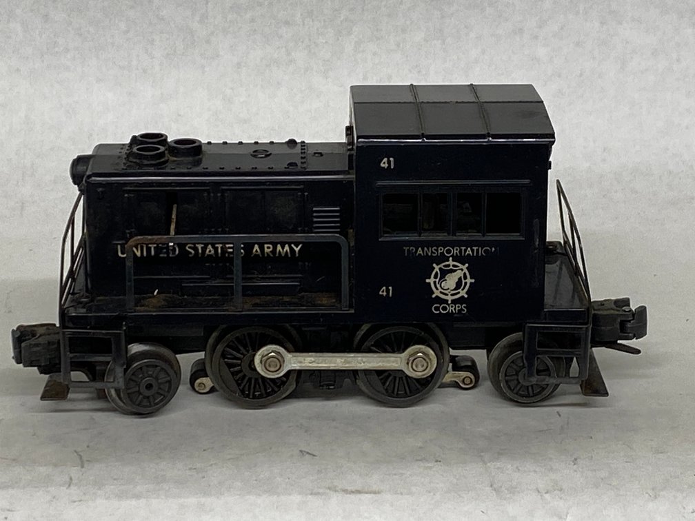 O Lionel Postwar 41 Army Switcher, 2- Cracked