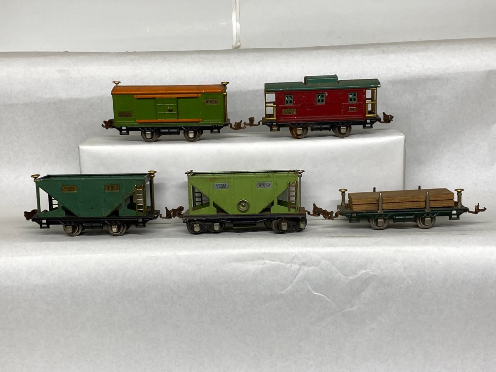(5) O Lionel Prewar Freights, 653, 803, 805