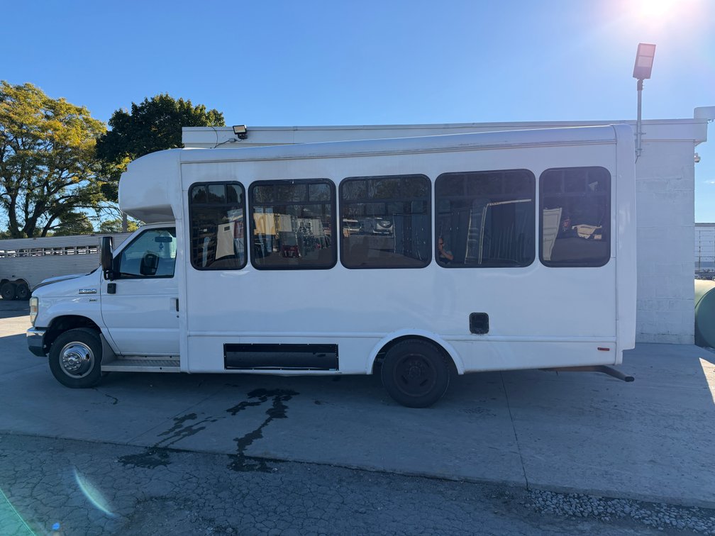 2016 Ford E-350 Super Duty Mini Bus