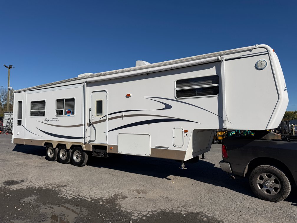 2001 Signature 36' Fifth Wheel Camper