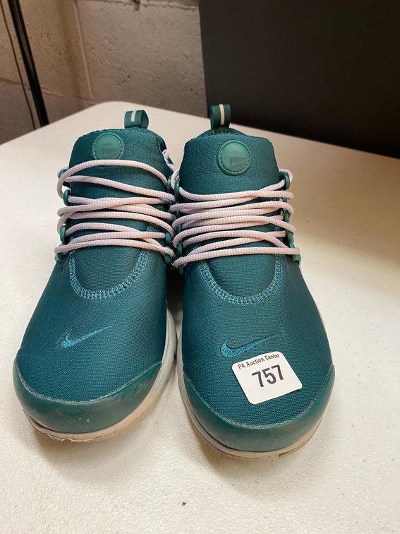 Womans 10 Nike Sneakers