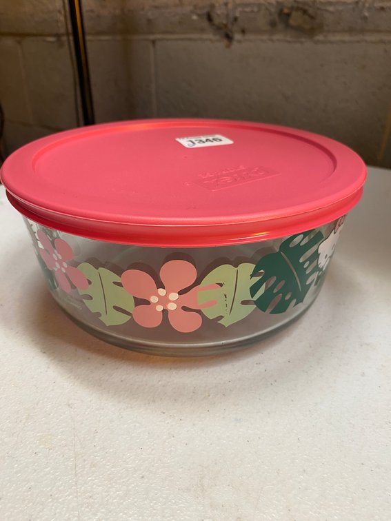 (2x)7 cup Hello Kitty Pyrex