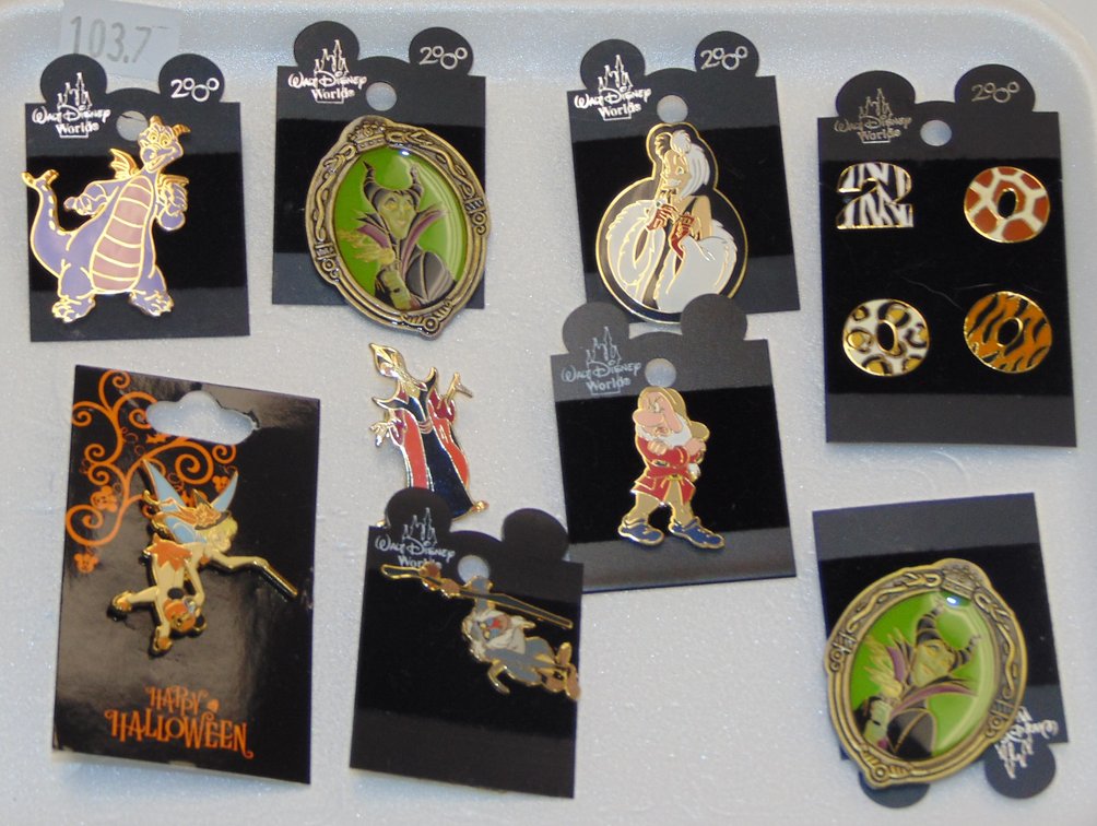 Variety of Disney Pins (8pcs).