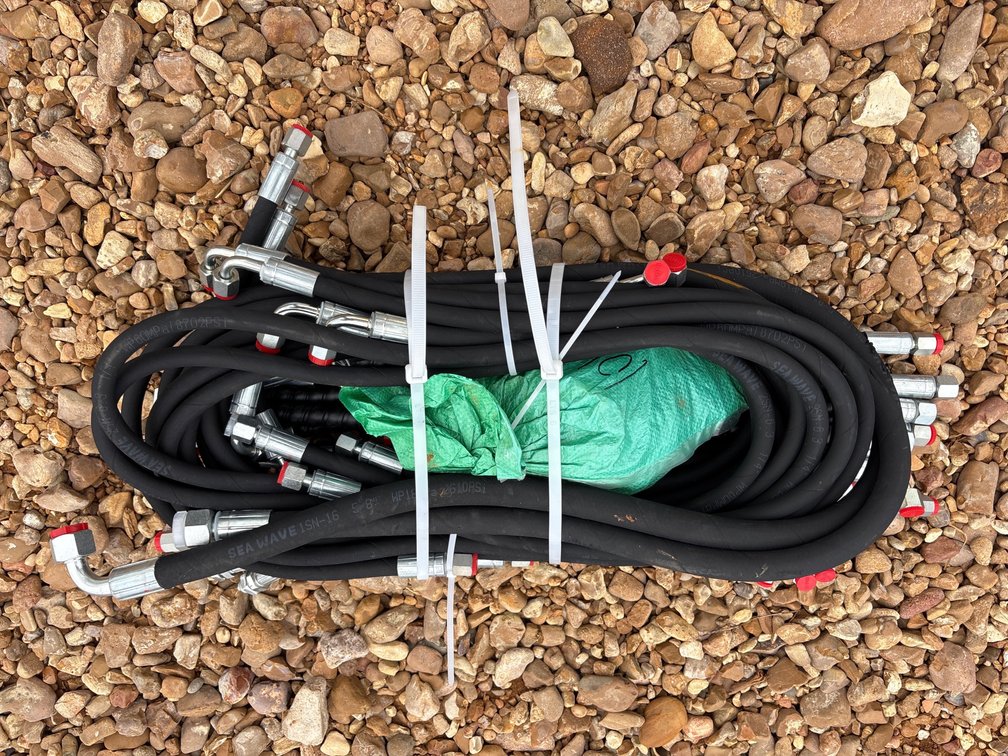 Mini excavator hydraulic hose