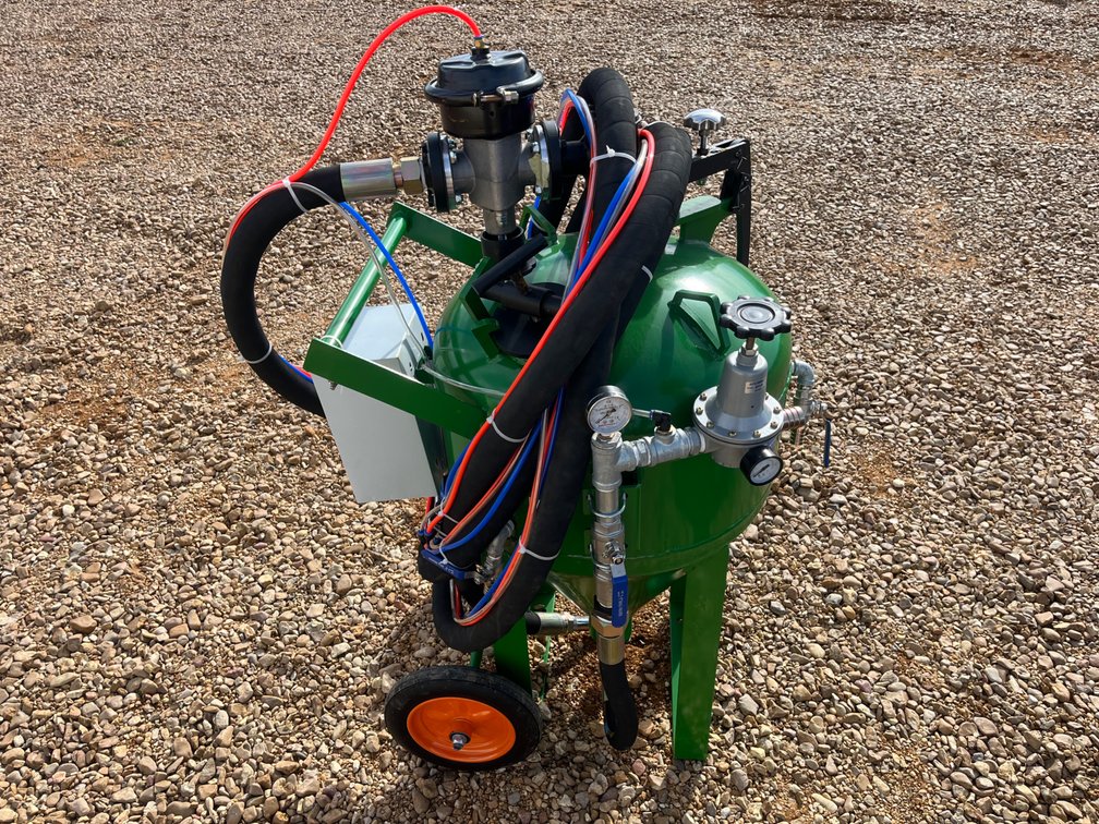 SANDBLASTING MACHINE