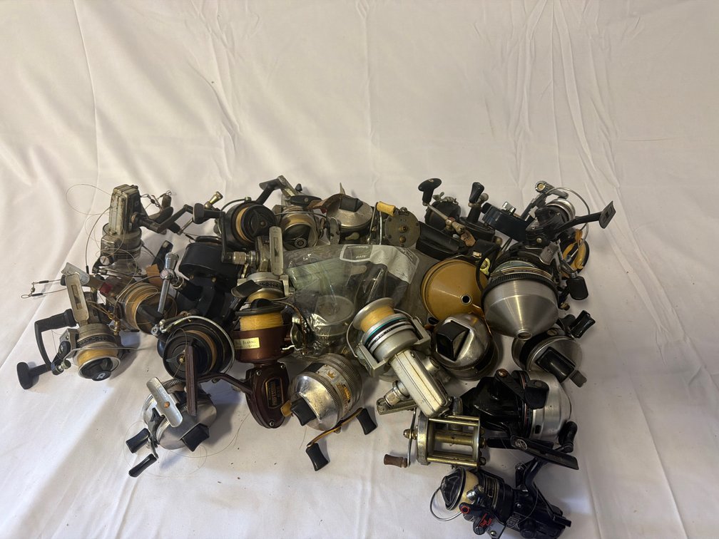 Large Bulk Lot of Assorted Vintage Fishing Reels