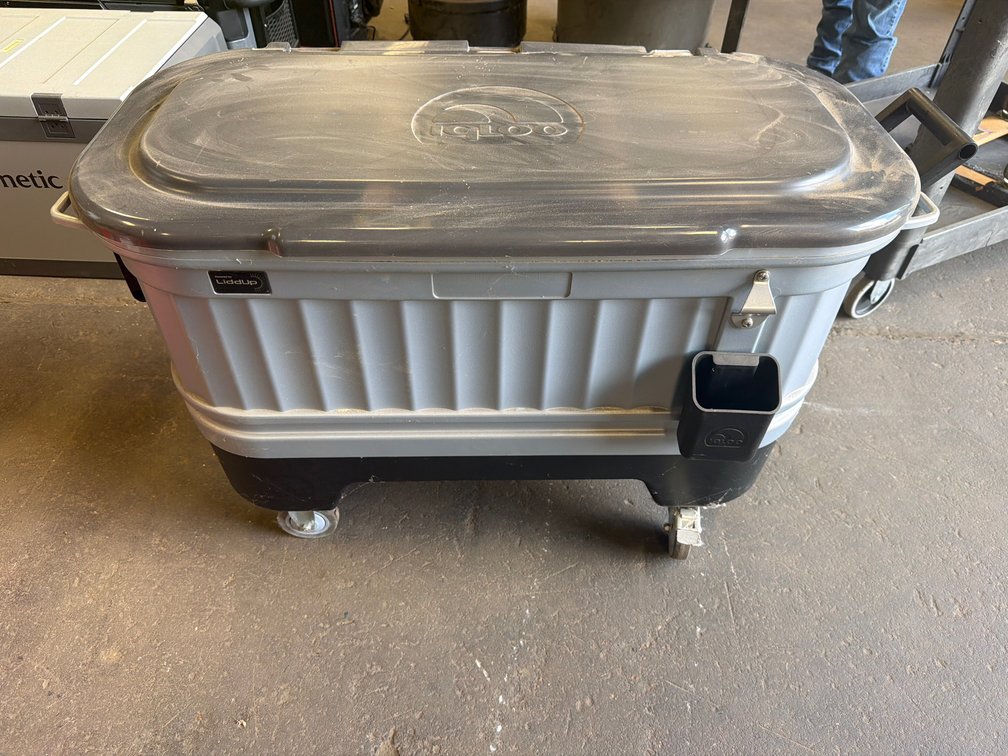 Igloo LiddUp Rolling Patio Cooler