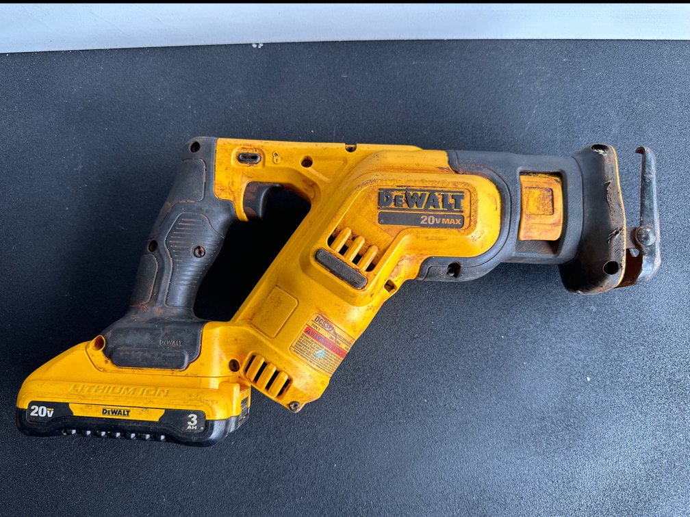 Dewalt DCS387 Variable Speed Reciprocating Saw with Battery