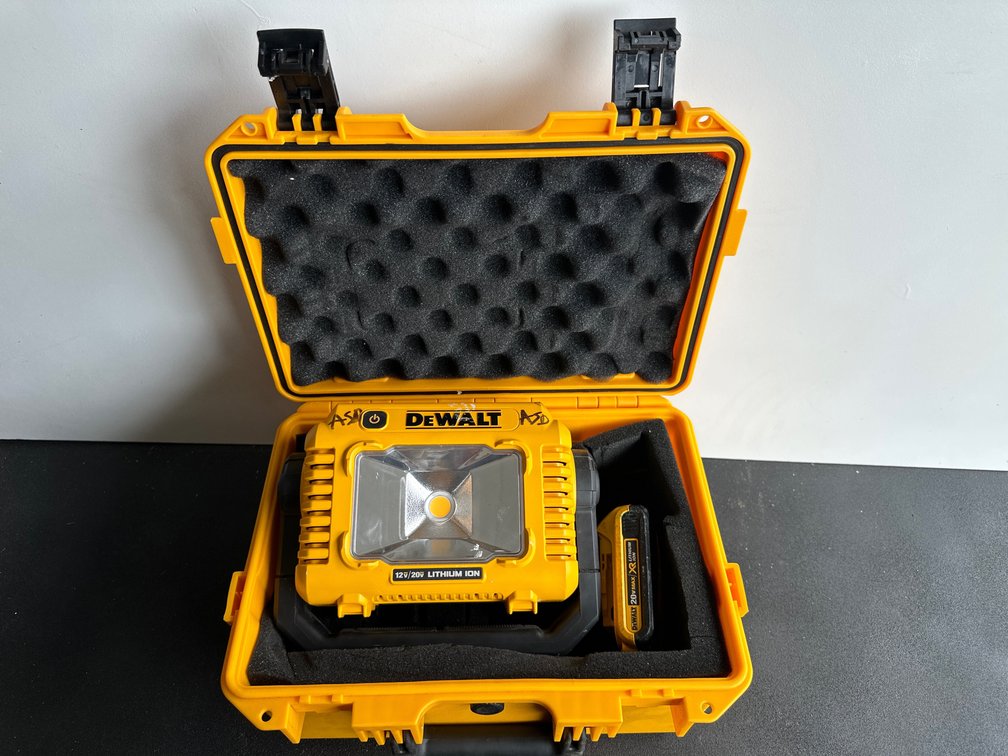 Dewalt DCL077 12v/20w Lithium Ion Work Light in Case