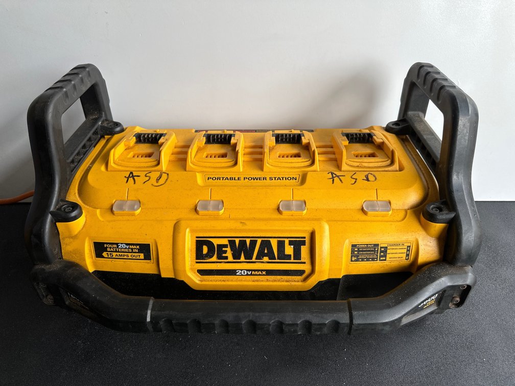 Dewalt Four 20v Max Batteries 15 AMP Charger