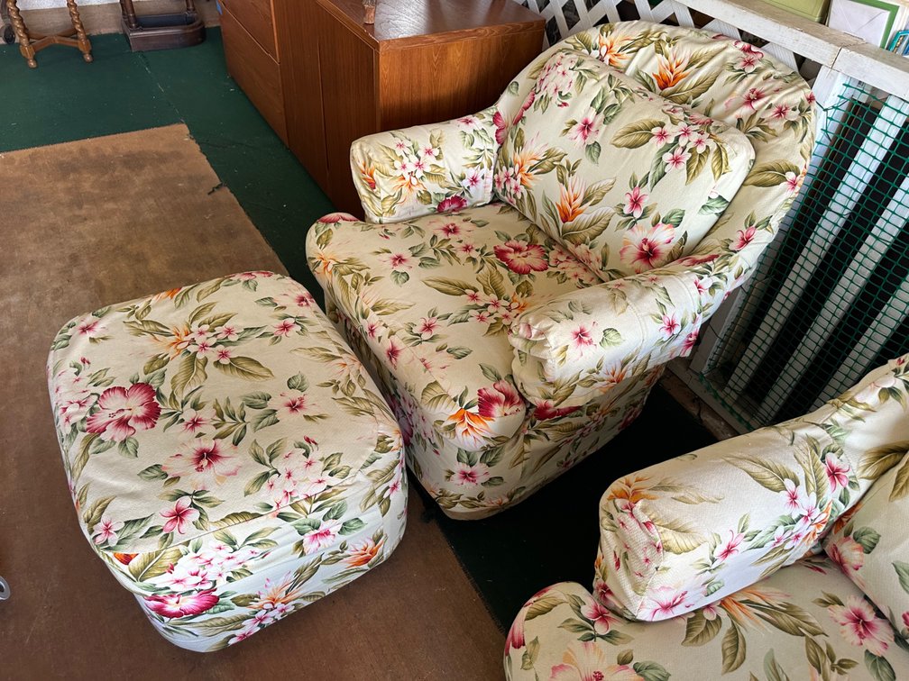Custom Floral Cover Arm Swivel Chair with Ottoman on Wheels