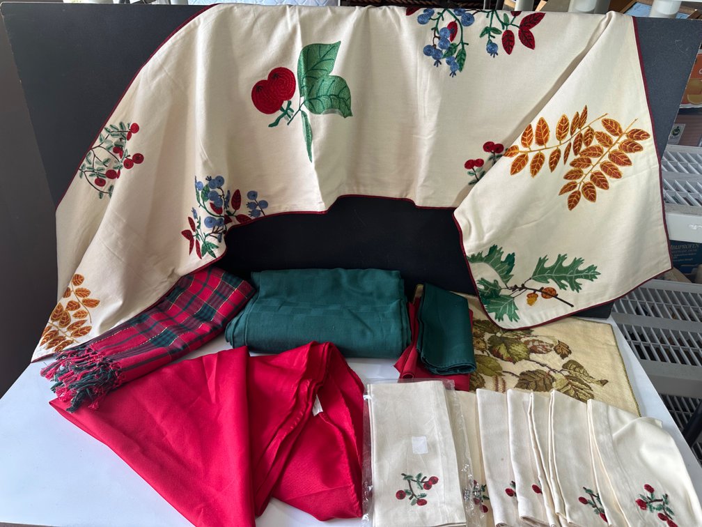 Tablecloths, Linen Napkins and Table Runner 