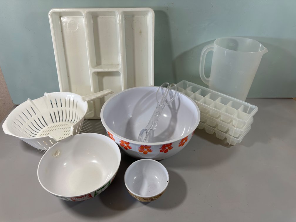 Mixed Lot of Various Plastic Kitchen Items: Ice Cube Trays, Bowls, Strainers and Pitcher
