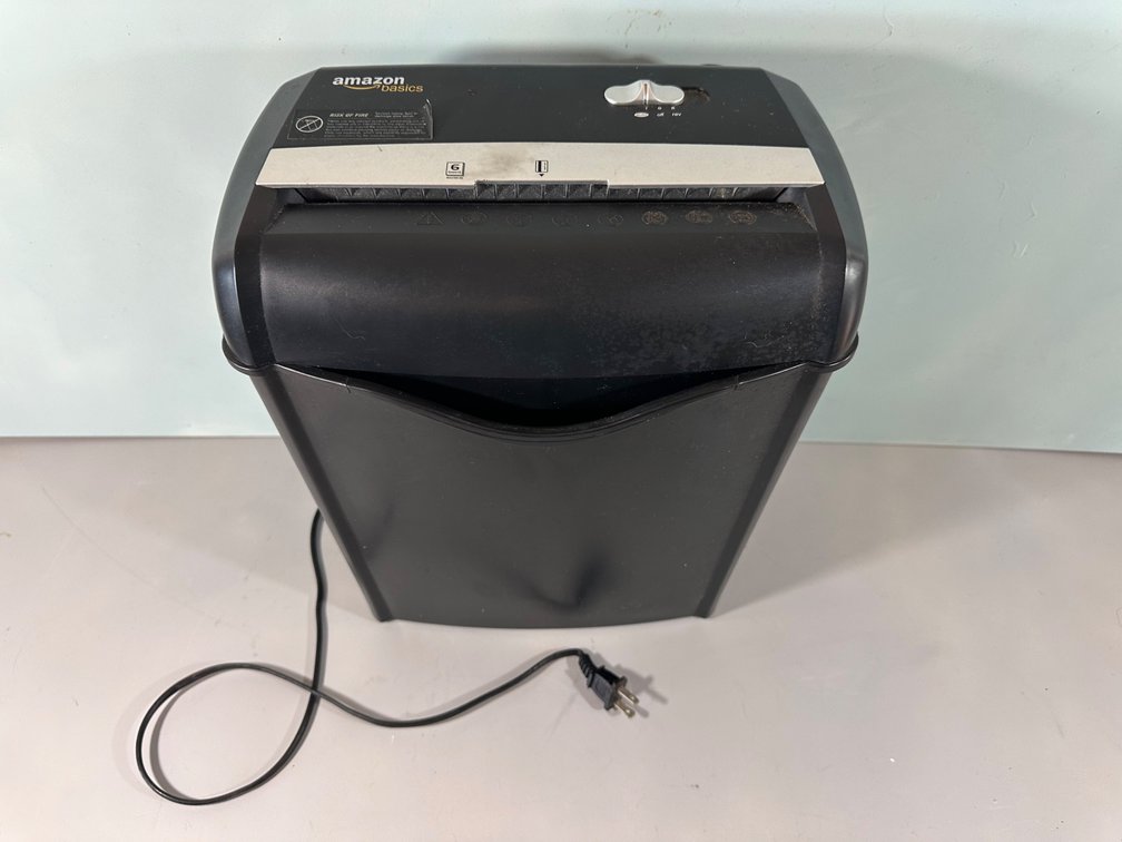 Amazon Basics Paper Shredder