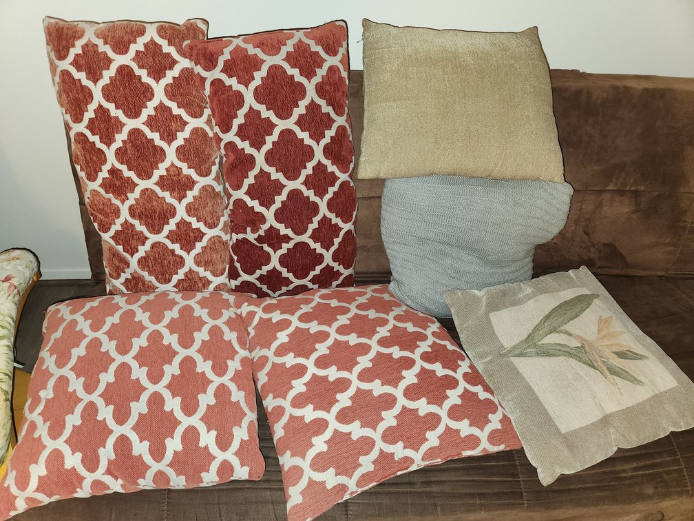 Lot of 7 pillows