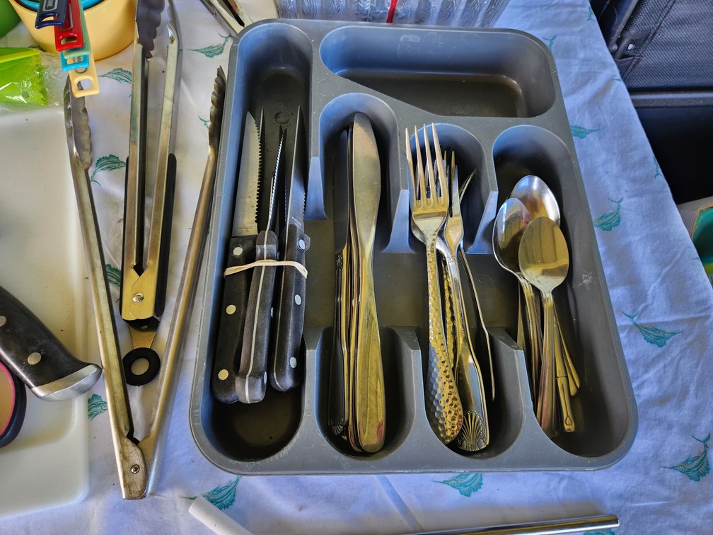 Various kitchen utensils 