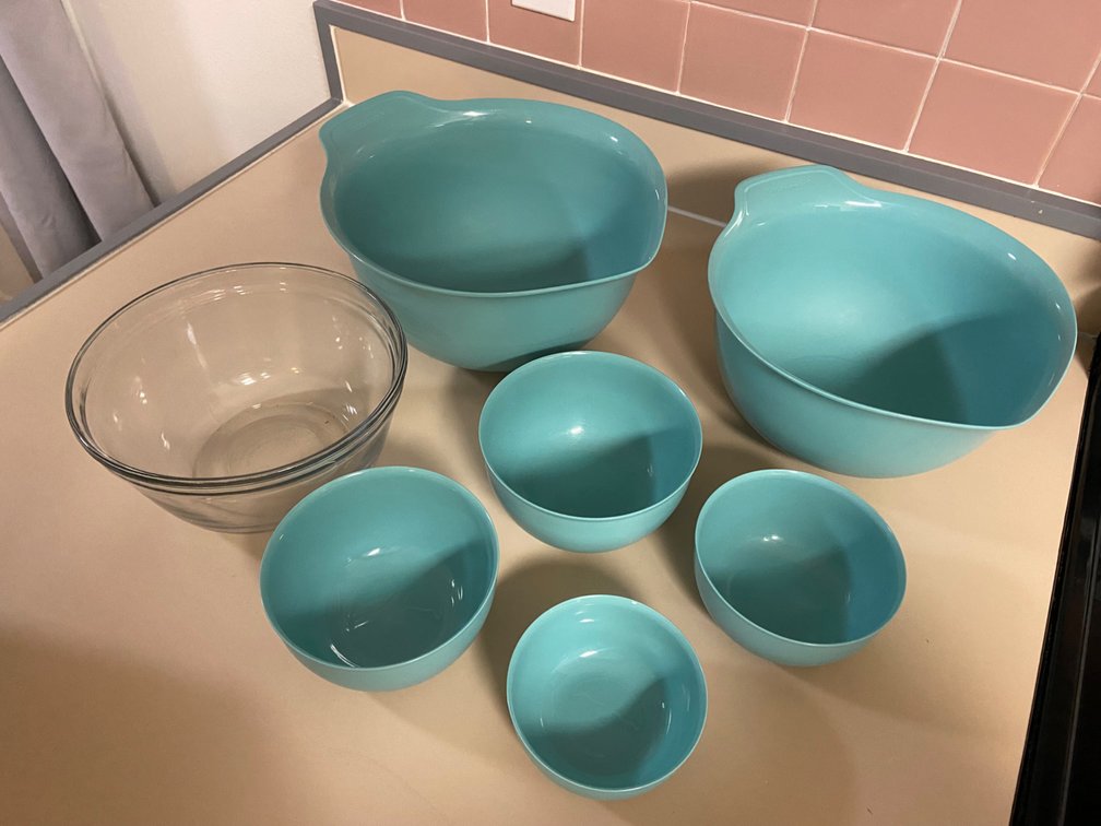 Plastic KitchenAid nesting/mixing bowls plus 1 glass mixing bowl