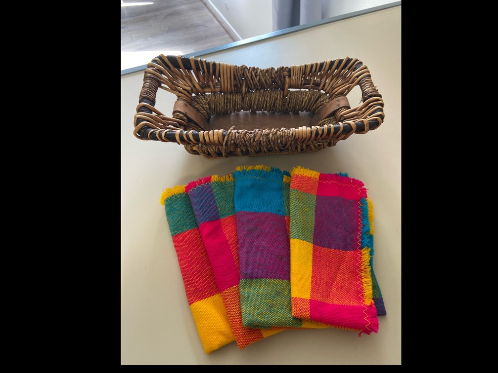 Basket Napkin holder and 4 napkins