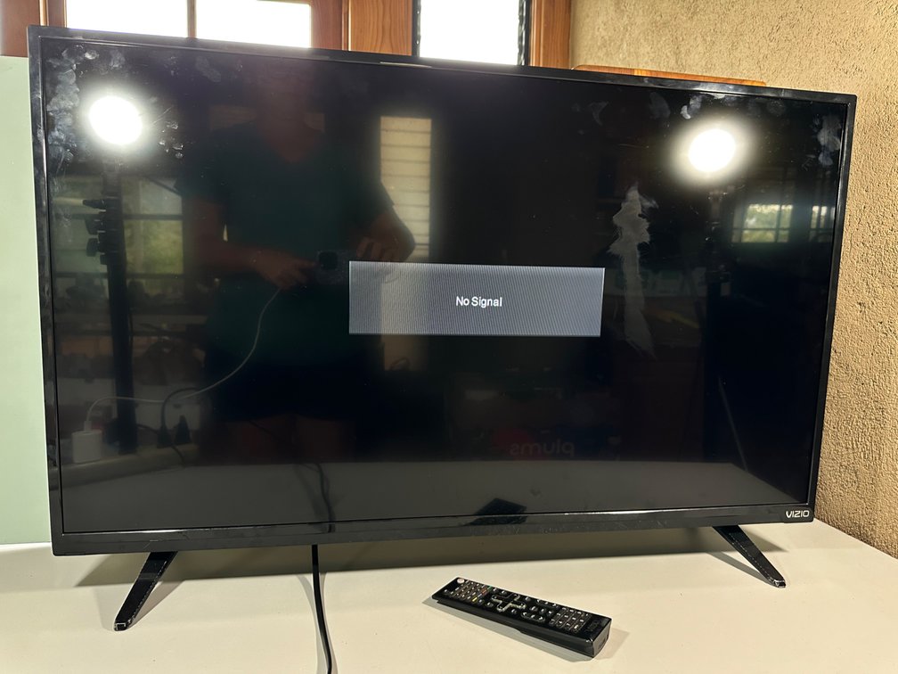 38" Vizio TV with Remote (Model D39hn-E0)