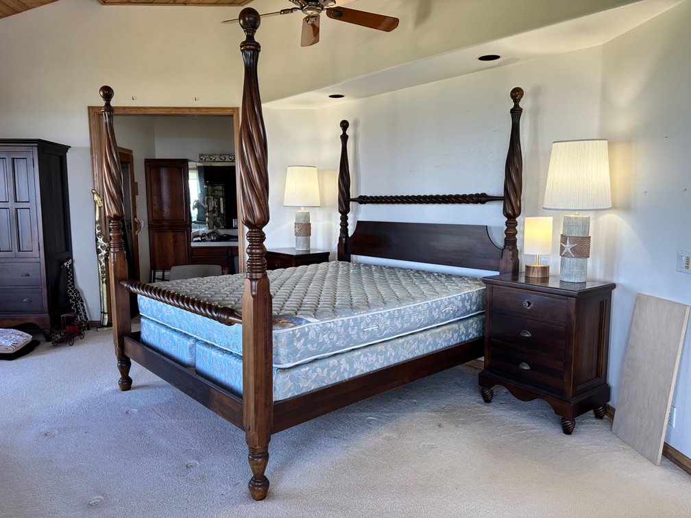 Elegant Traditional King-Size Four-Poster Bed Frame with Spiraled Columns