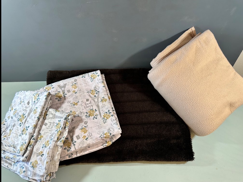 King Size Bedding Set with Two Luxurious Throw Blankets