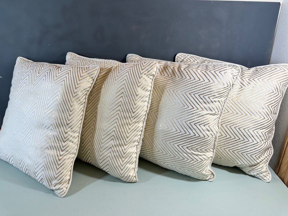 (X's 4) Chic Chevron Patterned Decorative Pillows
