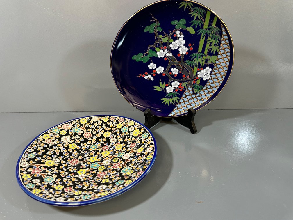 (X's 2) Elegant Set of Two Decorative Plates 