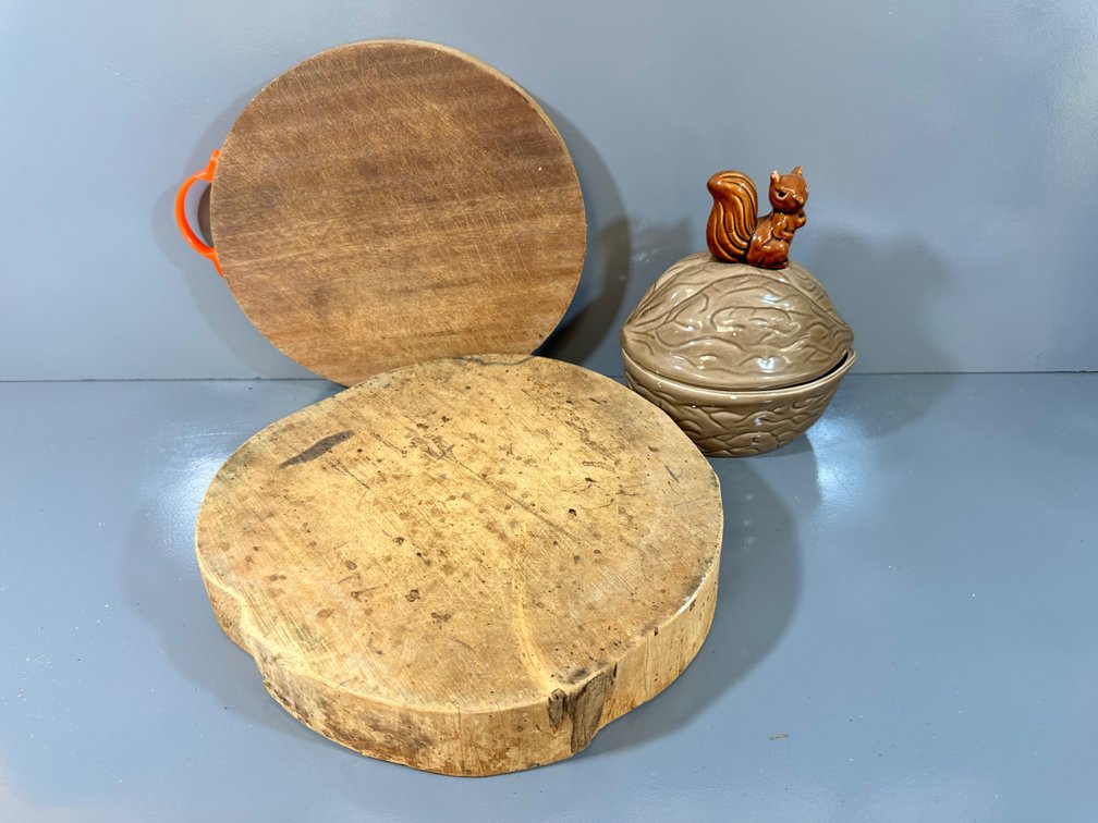 Assorted Kitchenware Collection – Cutting Boards and Squirrel Lid Jar