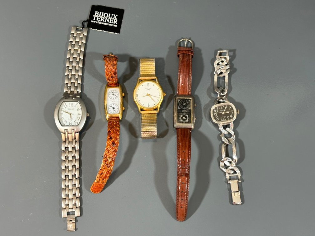(X's 5) Assorted Vintage and Modern Women's Wristwatch Collection 