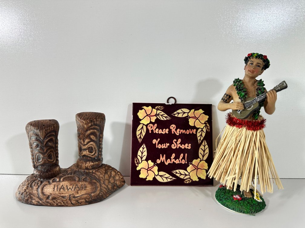 Hawaiian-Themed Decorative Set