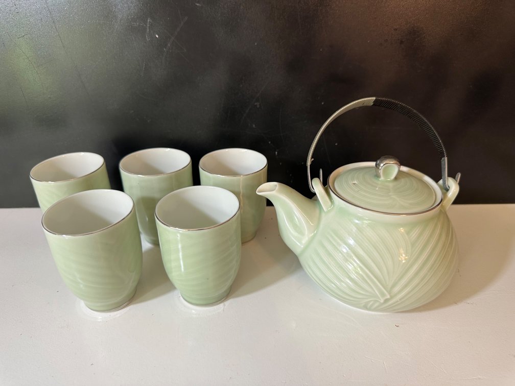 Fine Seyei China Made in Japan Tea Pot and Cups 
