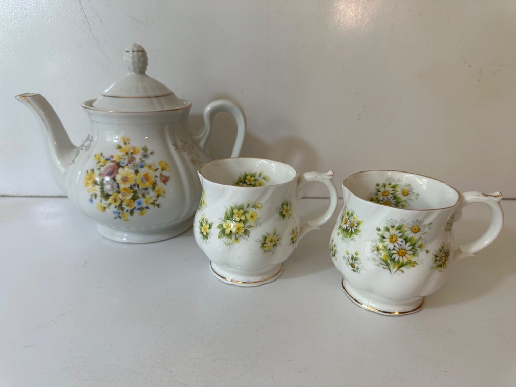 Flower Design Porcelain Teapot and Tea Cups 