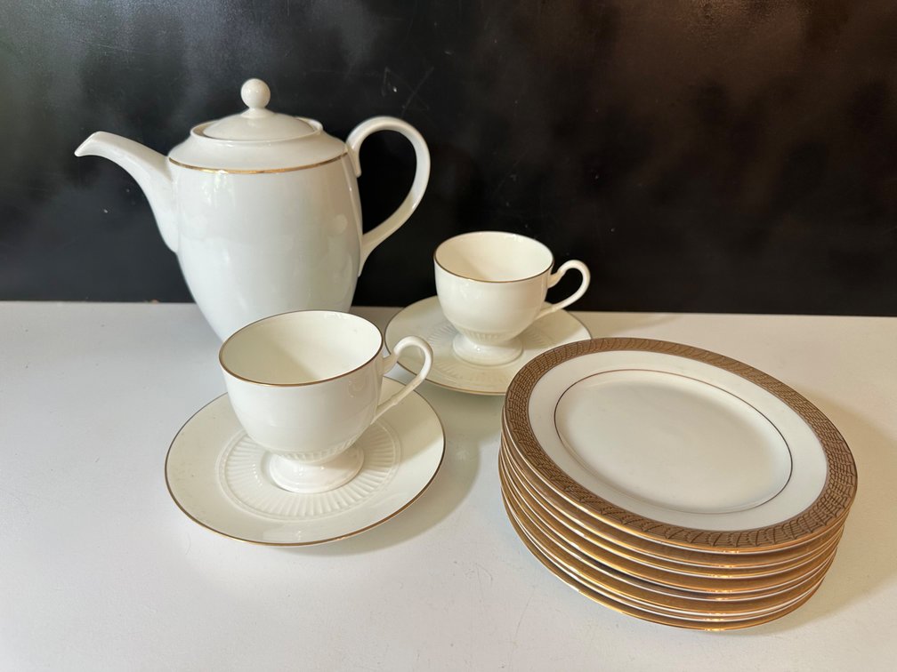 Mixed Grand White Chine with Gold Accent