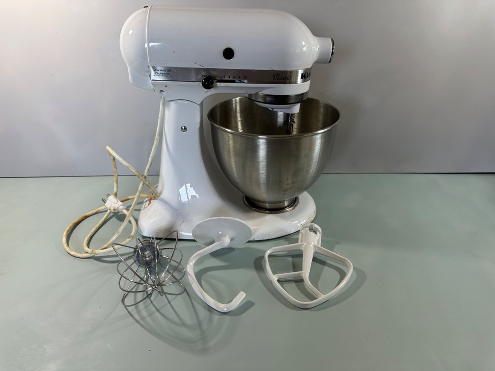 Kitchenaid 4 1/2 Quart Mixer with Attachments 