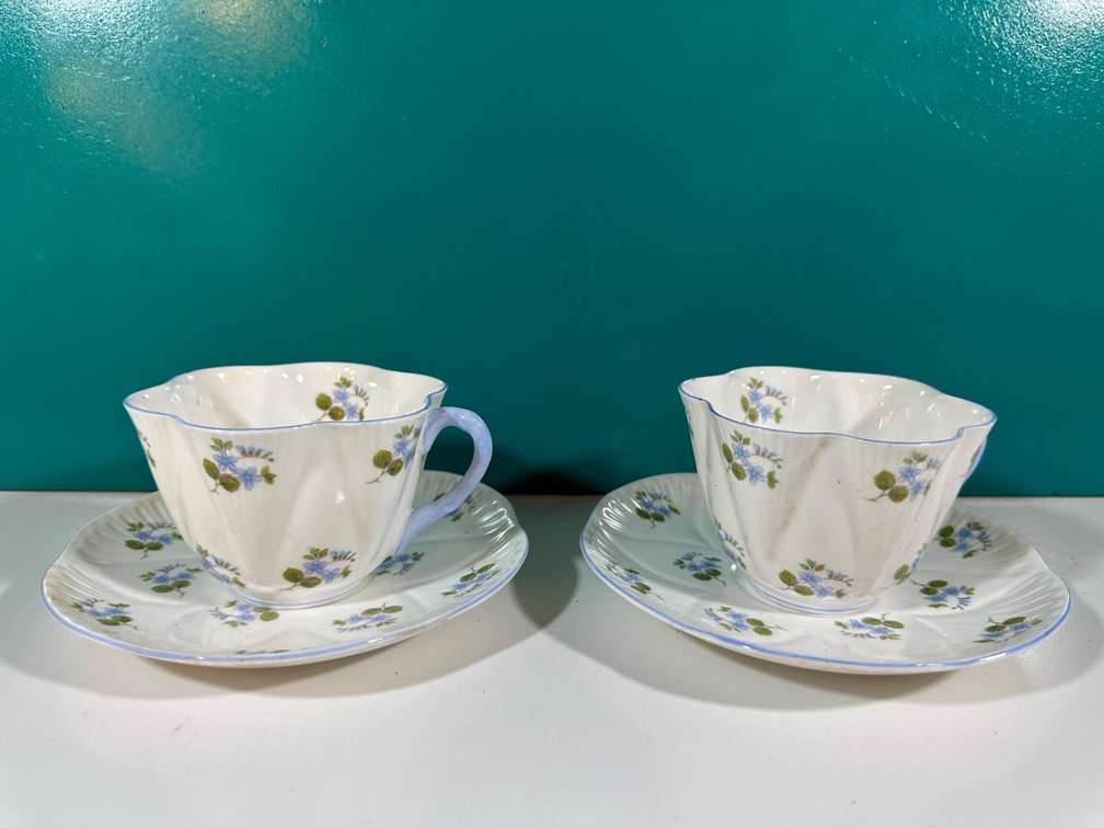 (X's 2) Pair of Shelley "Forget-me-not" Tea Cups and Saucers with Scalloped Edges – The Guslander Estate