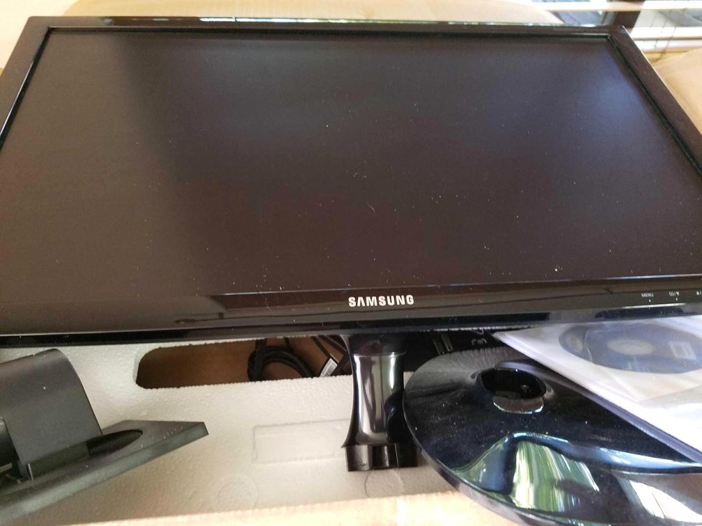 Slightly used, Excellent condition Samsung 21.5" Monitor.  BUS LED S22E450B