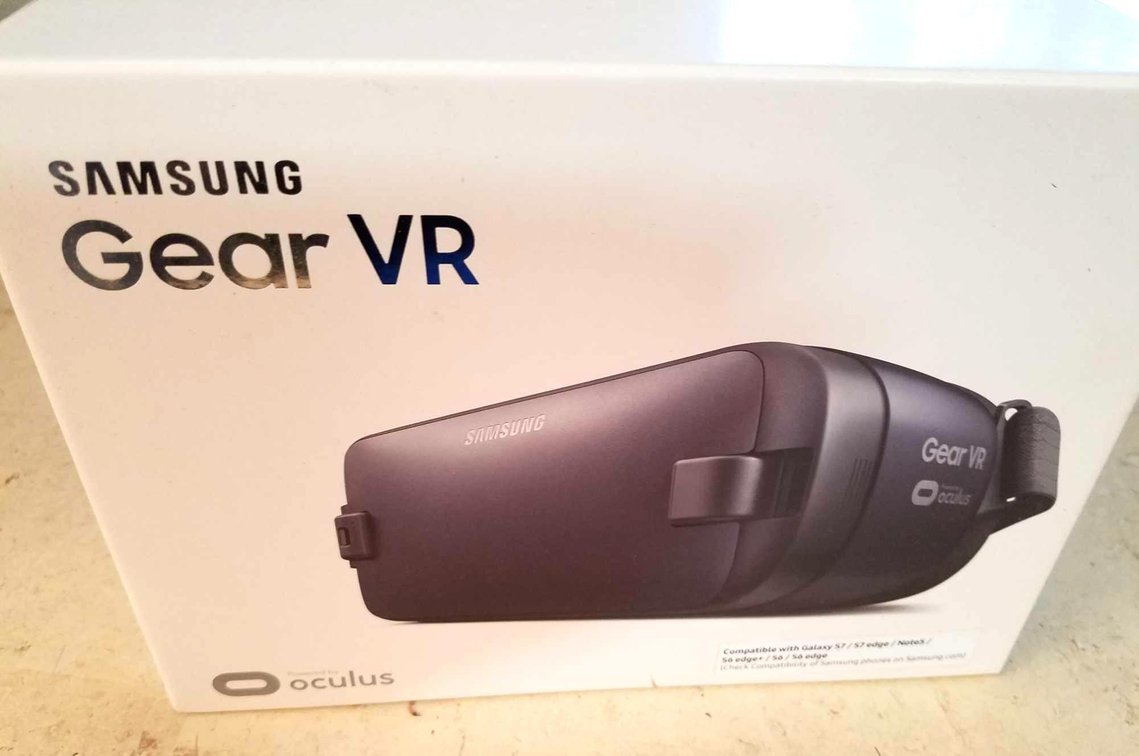 SAMSUNG GEAR VR.  Used just a few times , like new.  With Box.