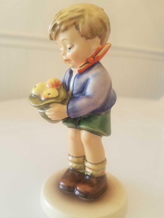 M.I.Hummel Club.  Gift from a Friend.  #198.  Hum 485.  Pristine Condition. Still in Box.