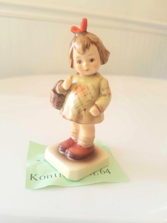 M.I.Hummel Club.  I brought you a gift. #479.  Pristine Condition, still in original box.  