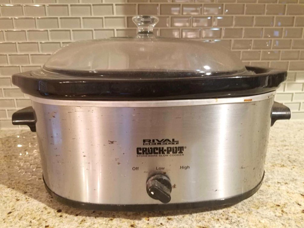Rival oval Crockpot with glass lid.