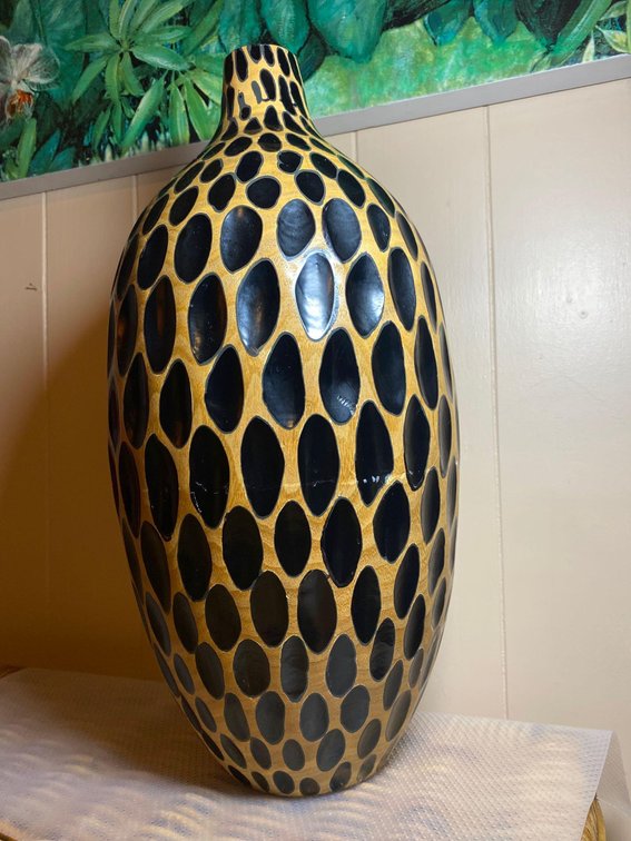 Vase with spots
