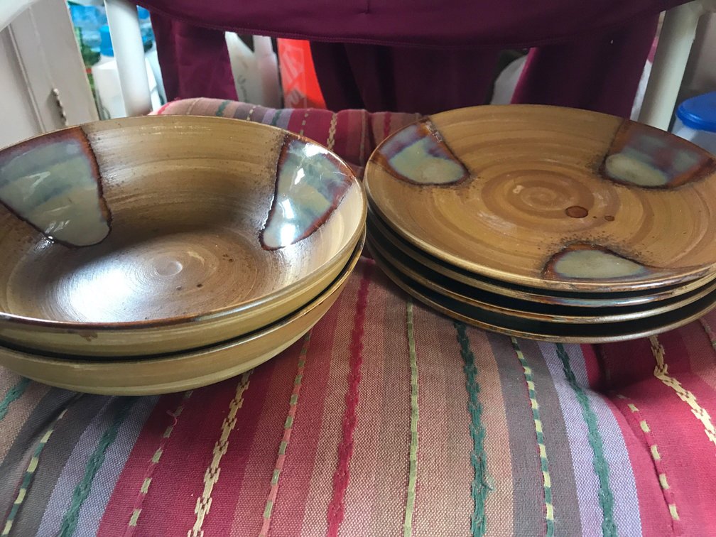 2 Bowls with 4 medium matching Plates 