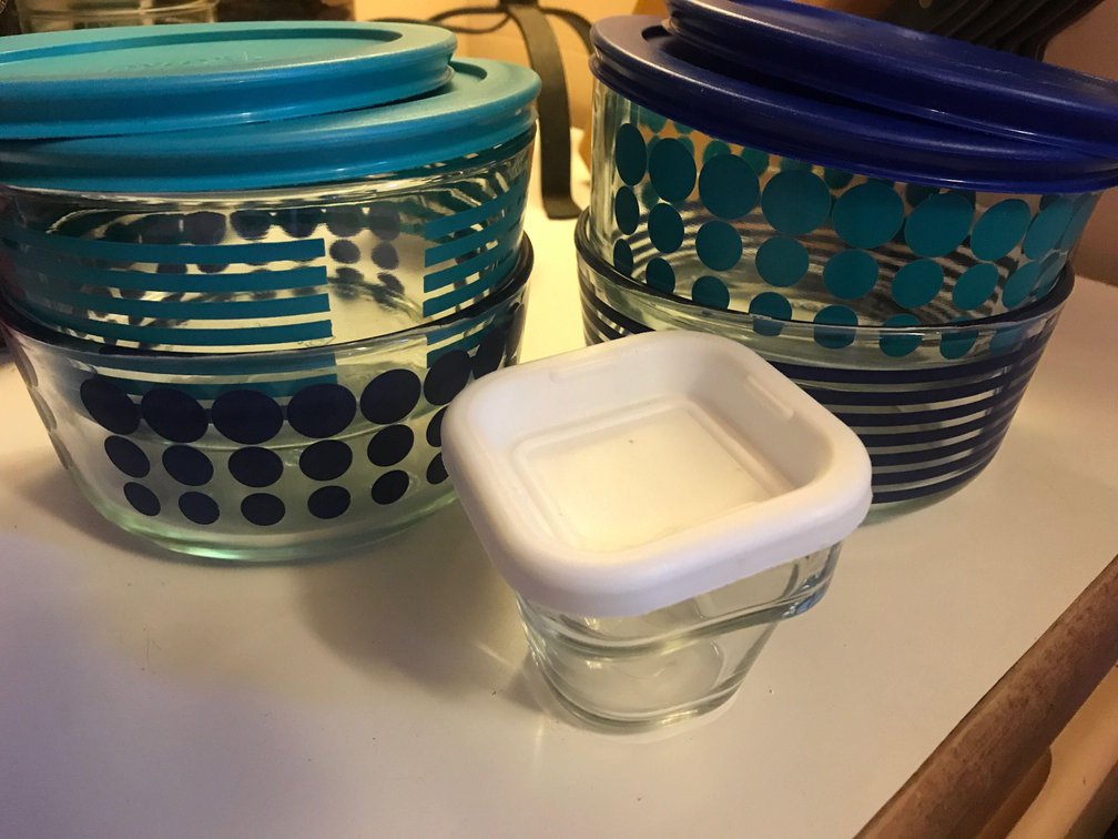 set of 4 Pyrex Bowls with lids
