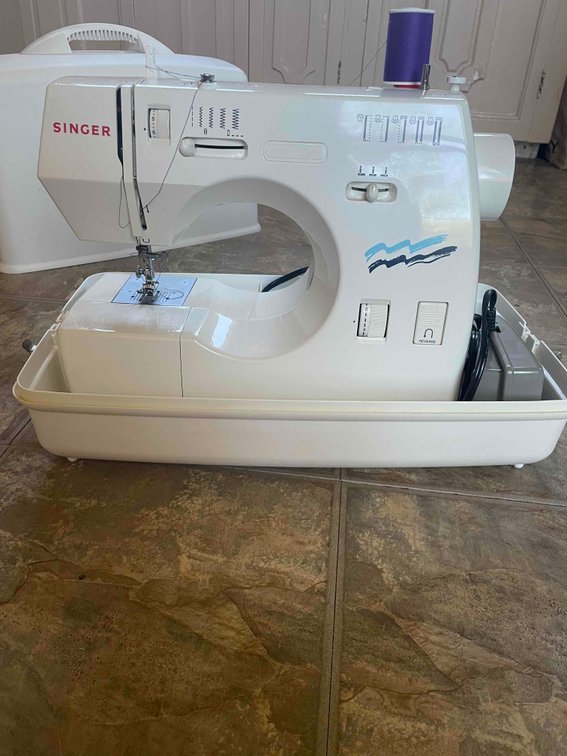 Singer Sewing Machine with Case