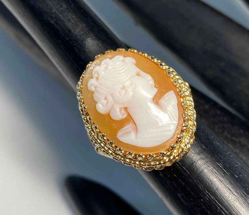 Unmarked 14K Gold Cameo Ring Size 9