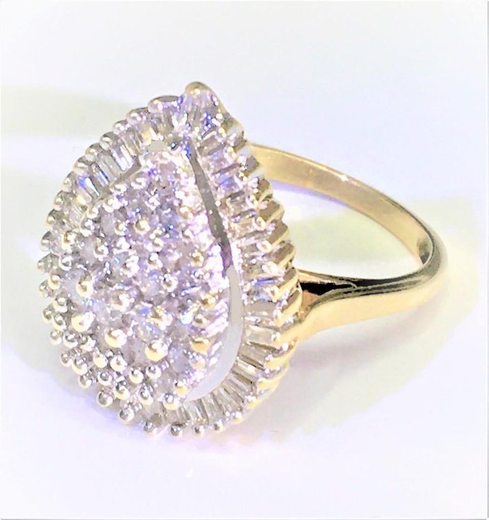 10K Fine Gold Ring w/ Lots of Diamonds Very Big Pear Shape Bright Diamond Cluster 5.328 Grams Size 7