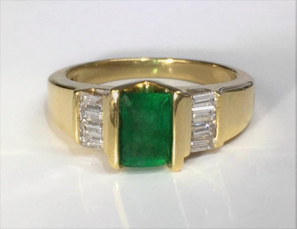14k Solid Gold, Emerald & Bright White Diamond Side Stones Estate Ring! 4.430 Grams! 